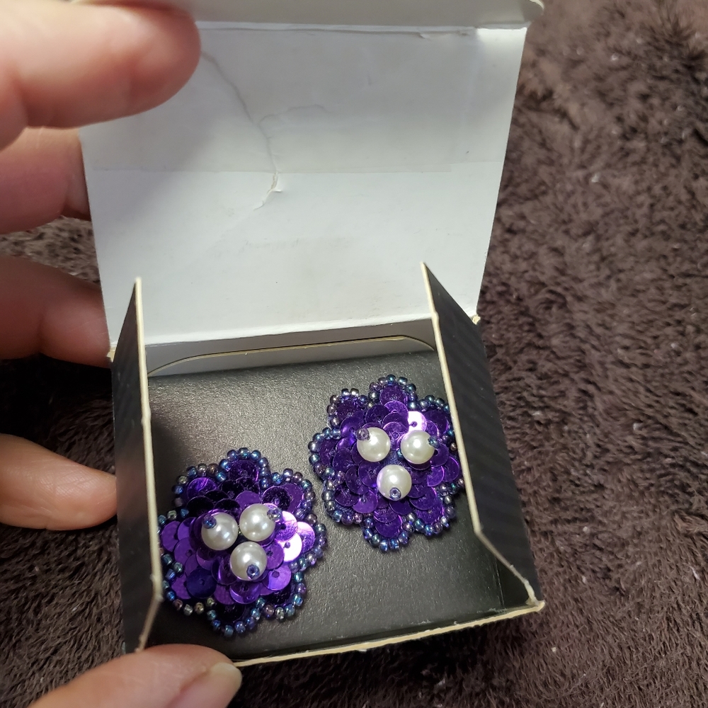 NEW 2 pair of earrings Avon pierced - Picture 6 of 8
